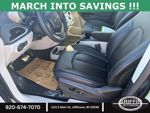 Used 2024 Chrysler Pacifica Select image 20