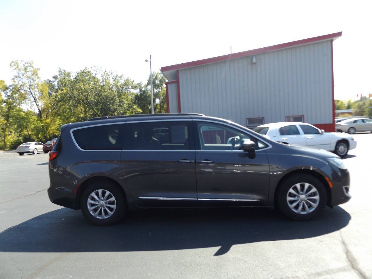 Used 2017 Chrysler Pacifica Touring-L FWD image 5