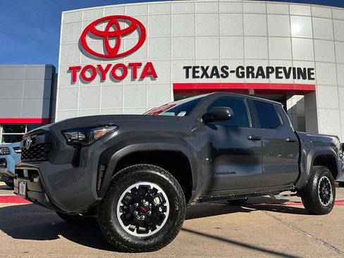 Used 2025 Toyota Tacoma TRD Off-Road image 2