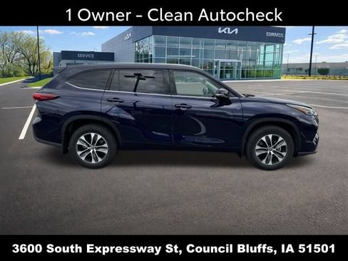 Used 2021 Toyota Highlander XLE AWD/4WD image 2