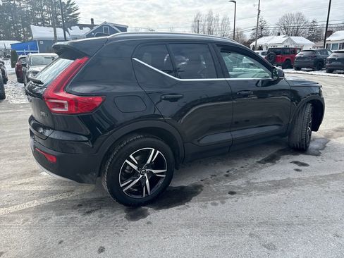 Used 2025 Volvo XC40 B5 Core image 5