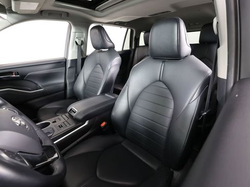 Used 2021 Toyota Highlander XLE AWD/4WD image 11
