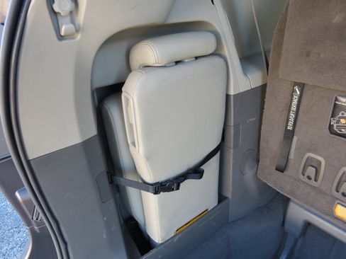 Used 2011 Toyota Sienna XLE image 44