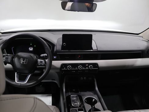Used 2025 Honda Pilot Touring image 17