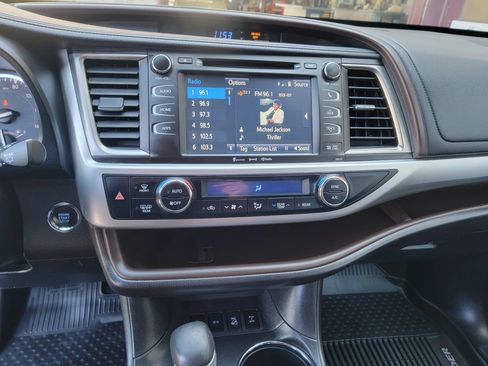 Used 2017 Toyota Highlander XLE AWD/4WD image 22
