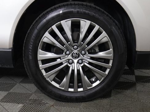 Used 2022 Toyota Venza XLE AWD/4WD image 21