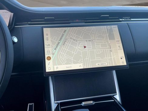 New 2025 Land Rover Range Rover SE image 7