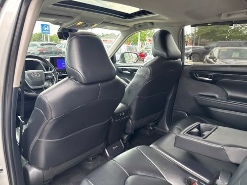 Used 2024 Toyota Highlander XLE AWD/4WD image 39