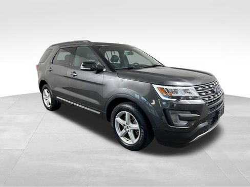 Used 2017 Ford Explorer XLT w/ Equipment Group 202A AWD/4WD image 8