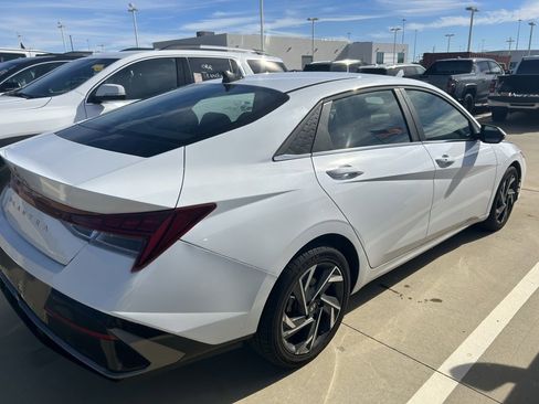 Used 2025 Hyundai Elantra SEL image 5