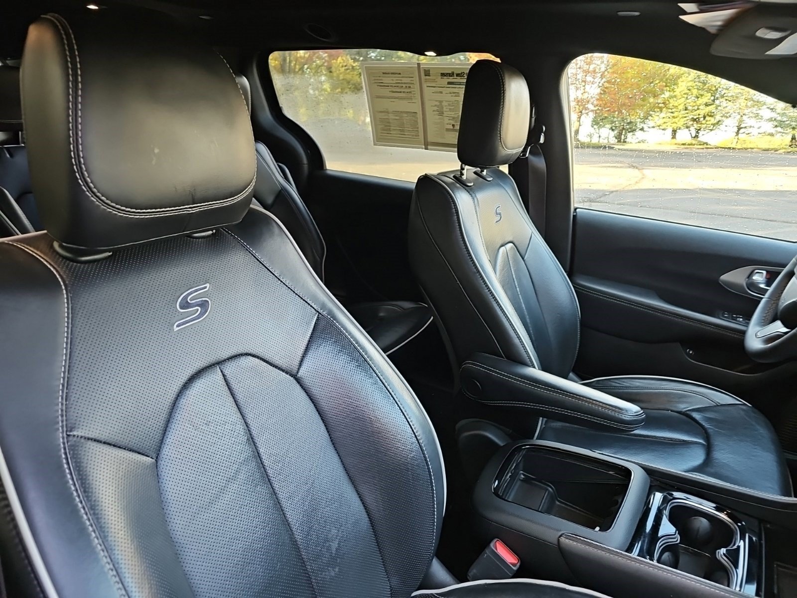 Used 2024 Chrysler Pacifica Premium FWD image 11