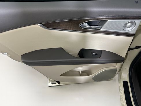 Used 2016 Lincoln MKX Reserve w/ Luxury Package image 25