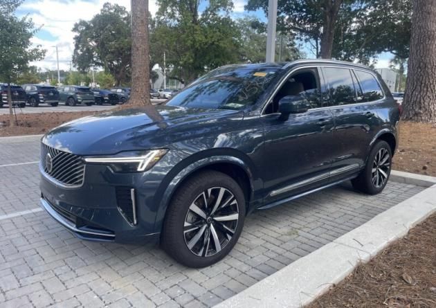 Used 2026 Volvo XC90 B5 Core AWD/4WD image 2