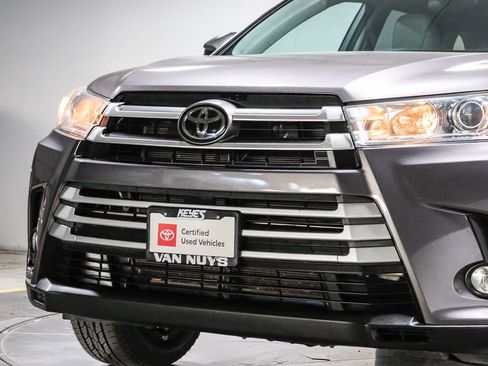 Certified 2019 Toyota Highlander Plus w/ Carpet Mat Package (TMS) FWD image 9