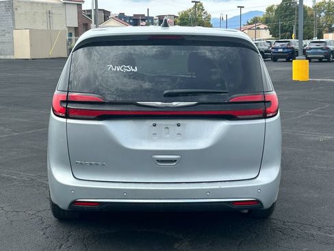 Used 2023 Chrysler Pacifica Touring-L FWD image 5