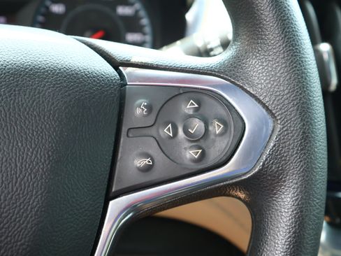 Used 2022 Chevrolet Traverse LS FWD image 12
