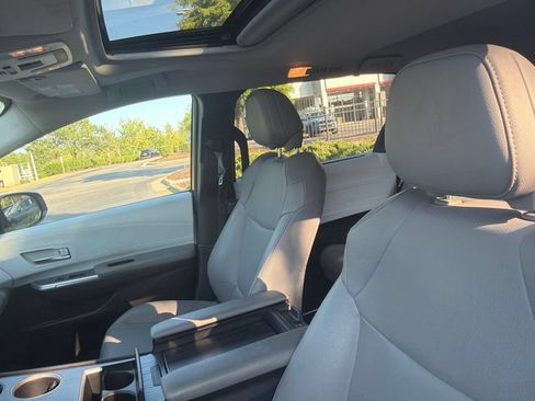 Used 2025 Toyota Sienna XLE FWD image 9