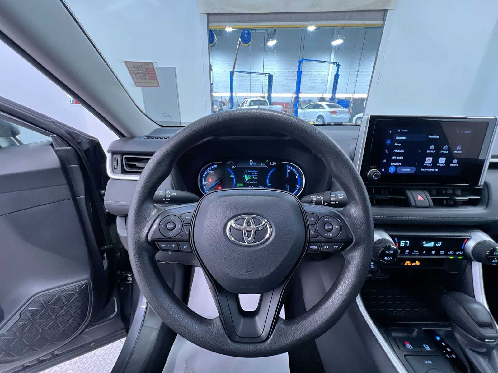 Used 2025 Toyota RAV4 XLE AWD/4WD image 15