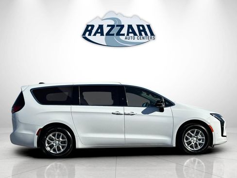 New 2027 Chrysler Pacifica Select FWD image 2