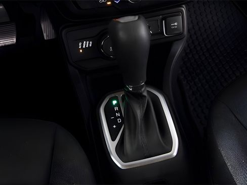 Used 2018 Jeep Renegade Latitude w/ Safety & Security Group image 18