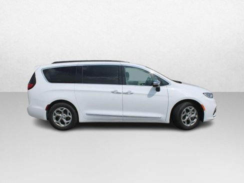 Used 2023 Chrysler Pacifica Limited image 2