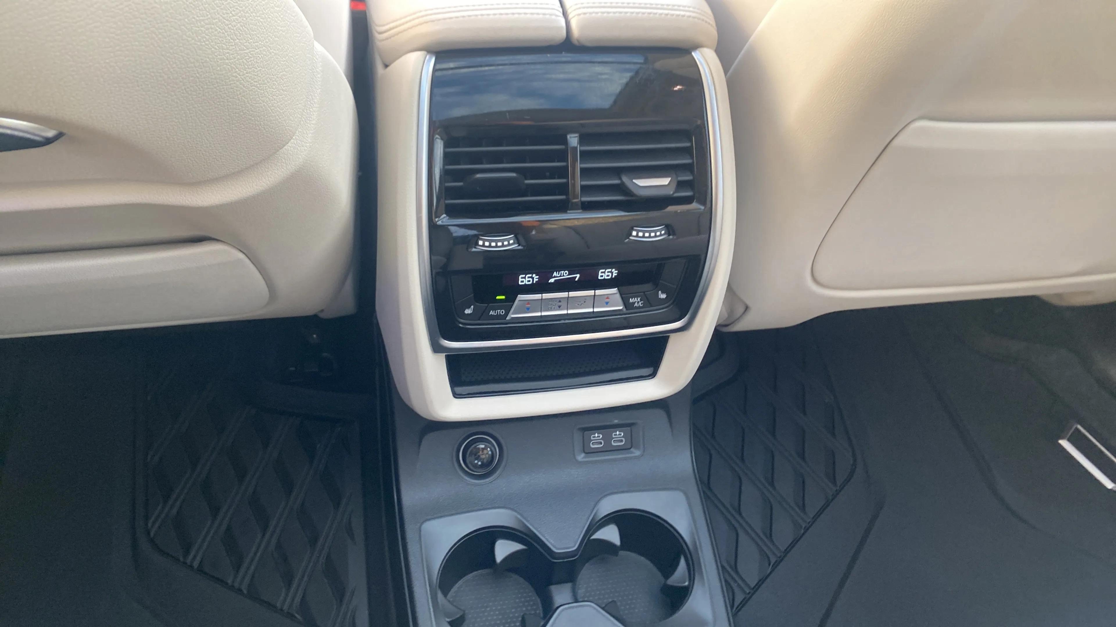 Used 2024 BMW X7 xDrive40i w/ Premium Package AWD/4WD image 26