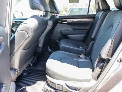 Used 2024 Toyota Highlander Platinum AWD/4WD image 19
