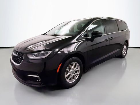 Used 2023 Chrysler Pacifica Touring-L image 3