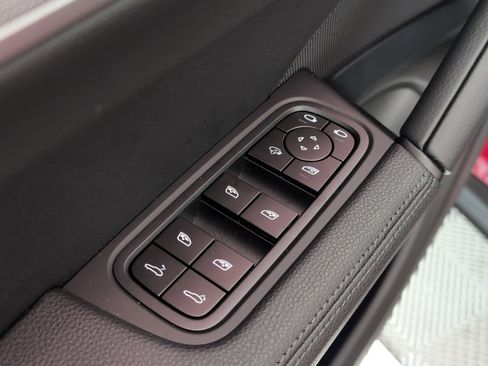 Used 2025 Porsche Cayenne image 26