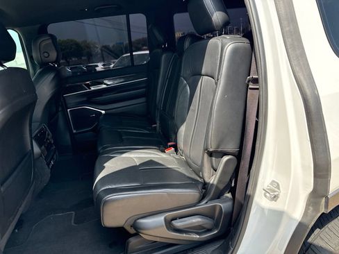 Used 2022 Jeep Wagoneer Series II AWD/4WD image 12