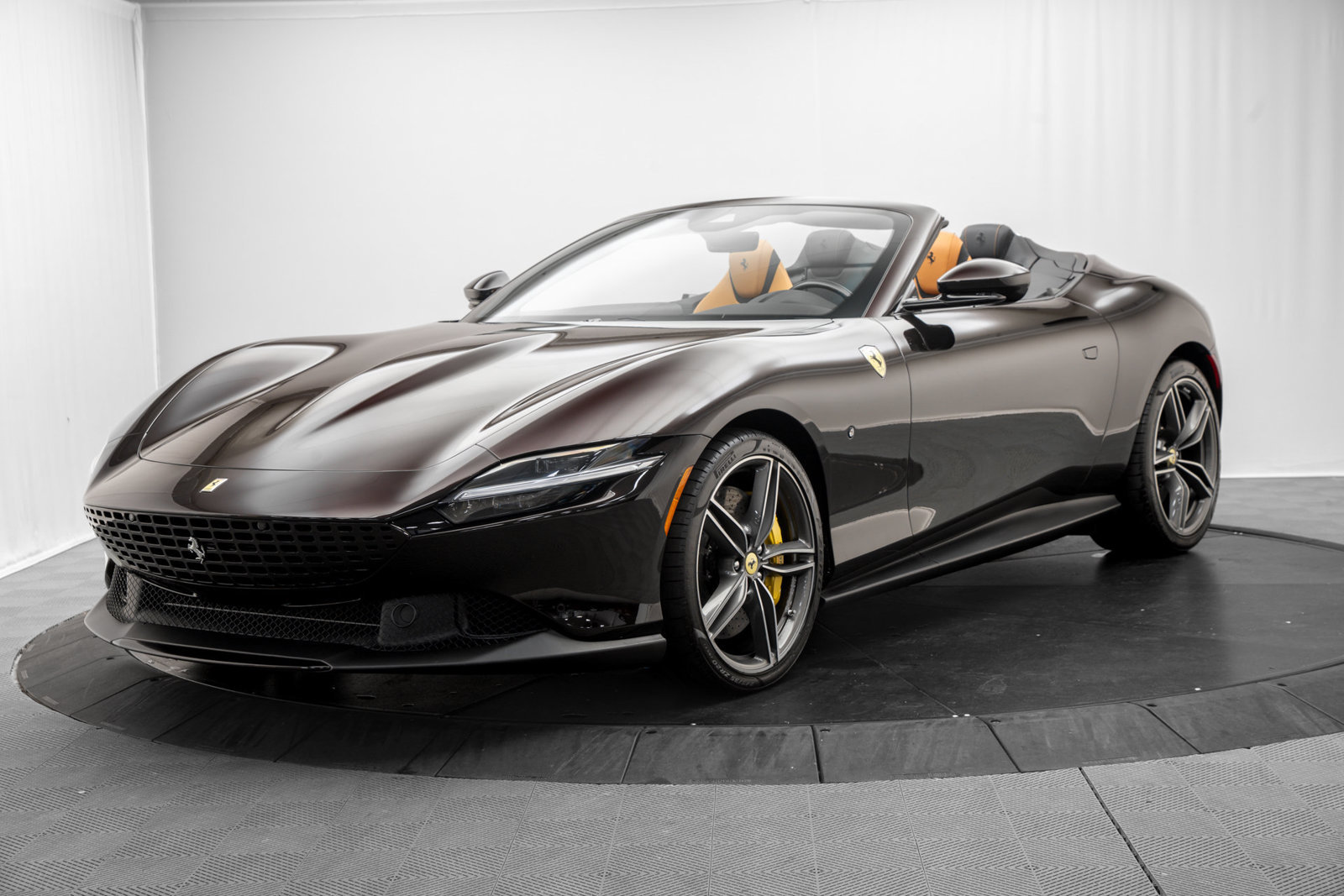 Used 2026 Ferrari Roma Spider RWD image 3