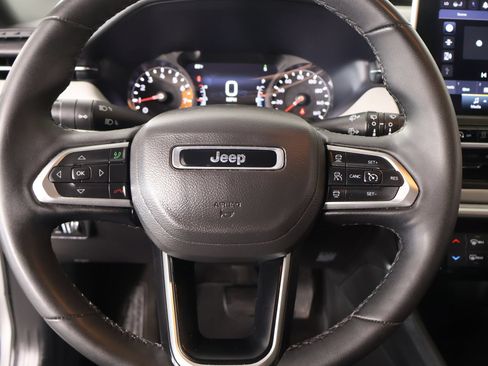 Used 2025 Jeep Compass Limited AWD/4WD image 3