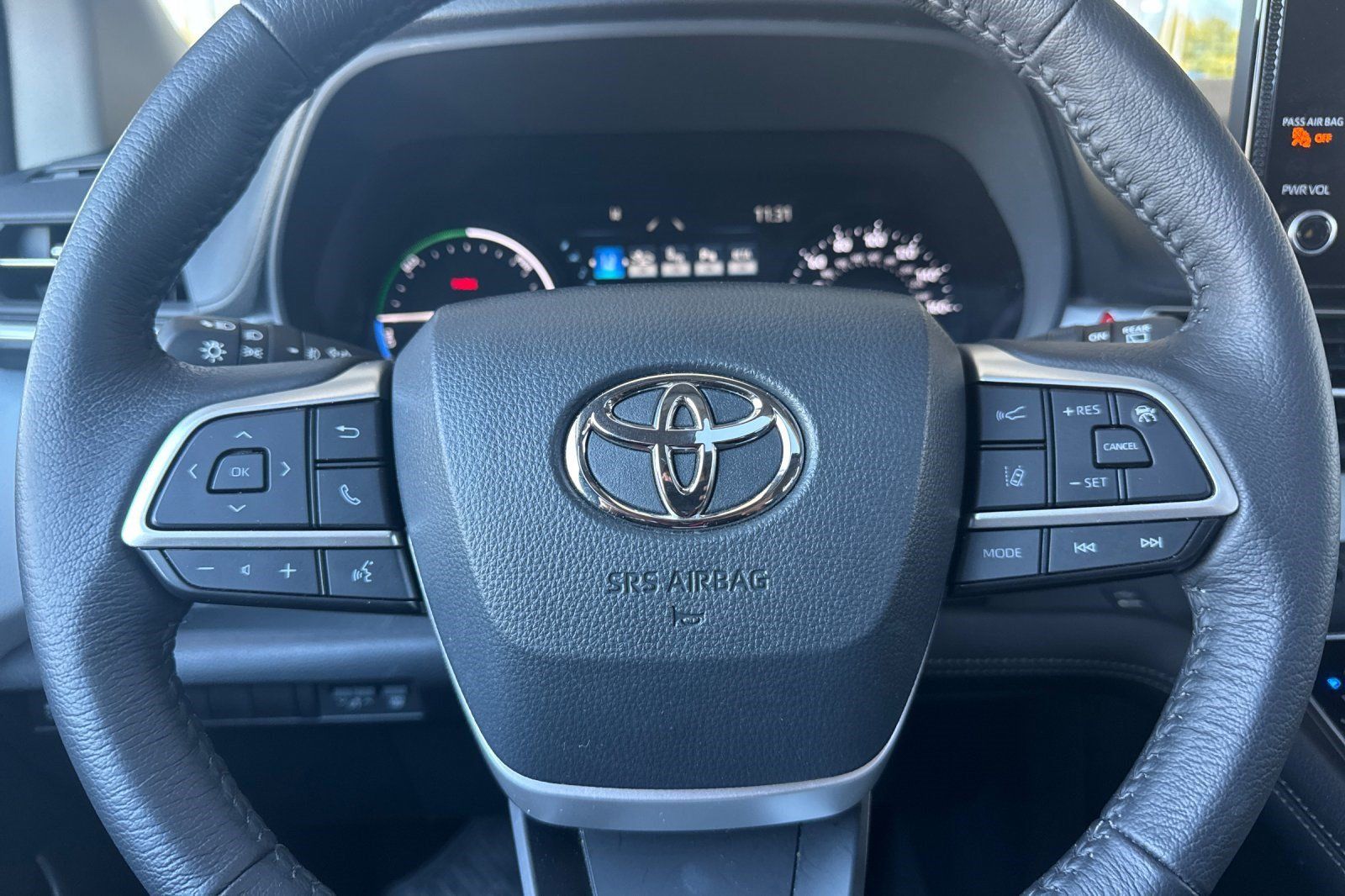 Used 2026 Toyota Sienna XLE FWD image 11