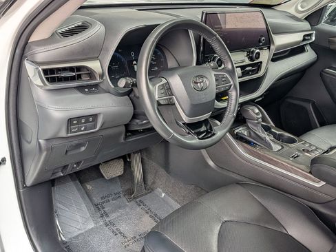 Certified 2024 Toyota Highlander Limited FWD image 13