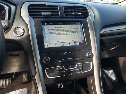 Used 2019 Ford Fusion SE image 24