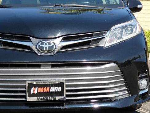 Used 2018 Toyota Sienna Limited image 16