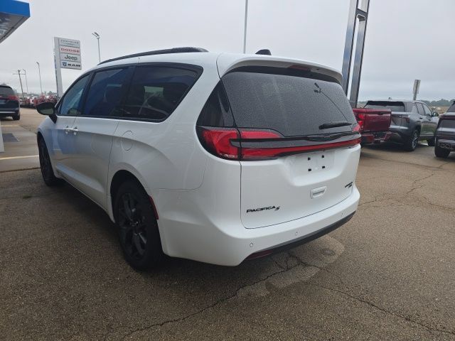 Used 2024 Chrysler Pacifica Limited w/ Uconnect Theater Family Group AWD/4WD image 14