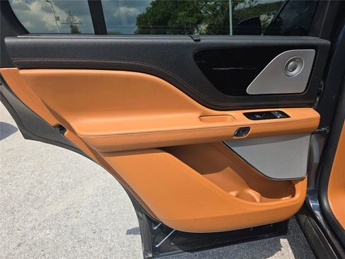 Used 2022 Lincoln Aviator Black Label w/ Class IV Trailer Tow Package image 9