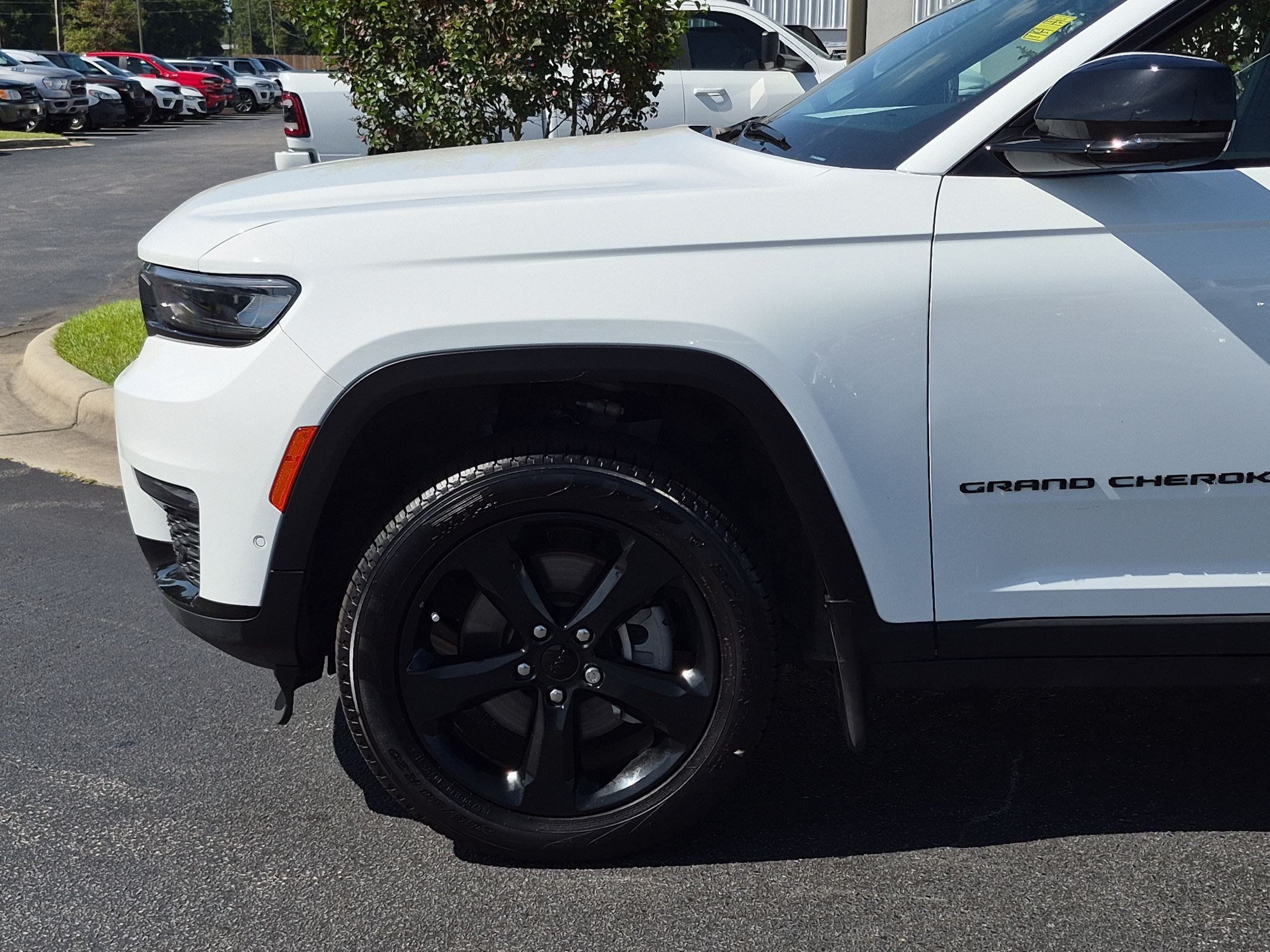 Used 2025 Jeep Grand Cherokee L Limited w/ Luxury Tech Group II RWD image 9