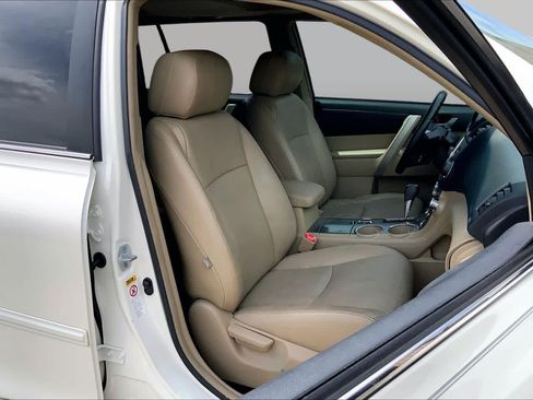 Used 2013 Toyota Highlander SE FWD image 9