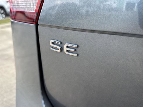 Used 2022 Volkswagen Tiguan SE R-Line image 11