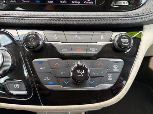 Used 2020 Chrysler Pacifica Limited FWD image 14