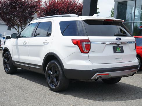Used 2016 Ford Explorer XLT w/ Equipment Group 202A AWD/4WD image 3