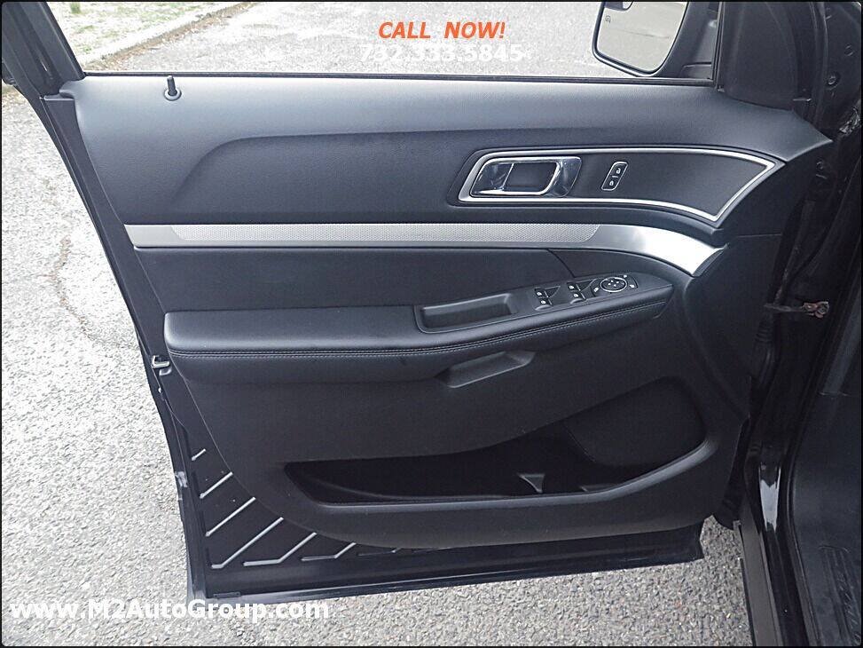 Used 2016 Ford Explorer XLT w/ Equipment Group 202A AWD/4WD image 17