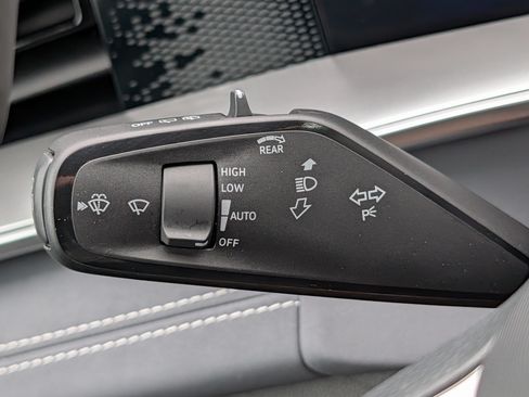 Used 2025 Volkswagen Tiguan SE AWD/4WD image 30