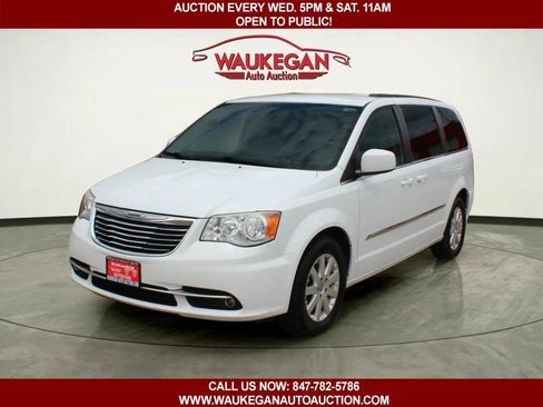Used 2014 Chrysler Town & Country Touring FWD image 1