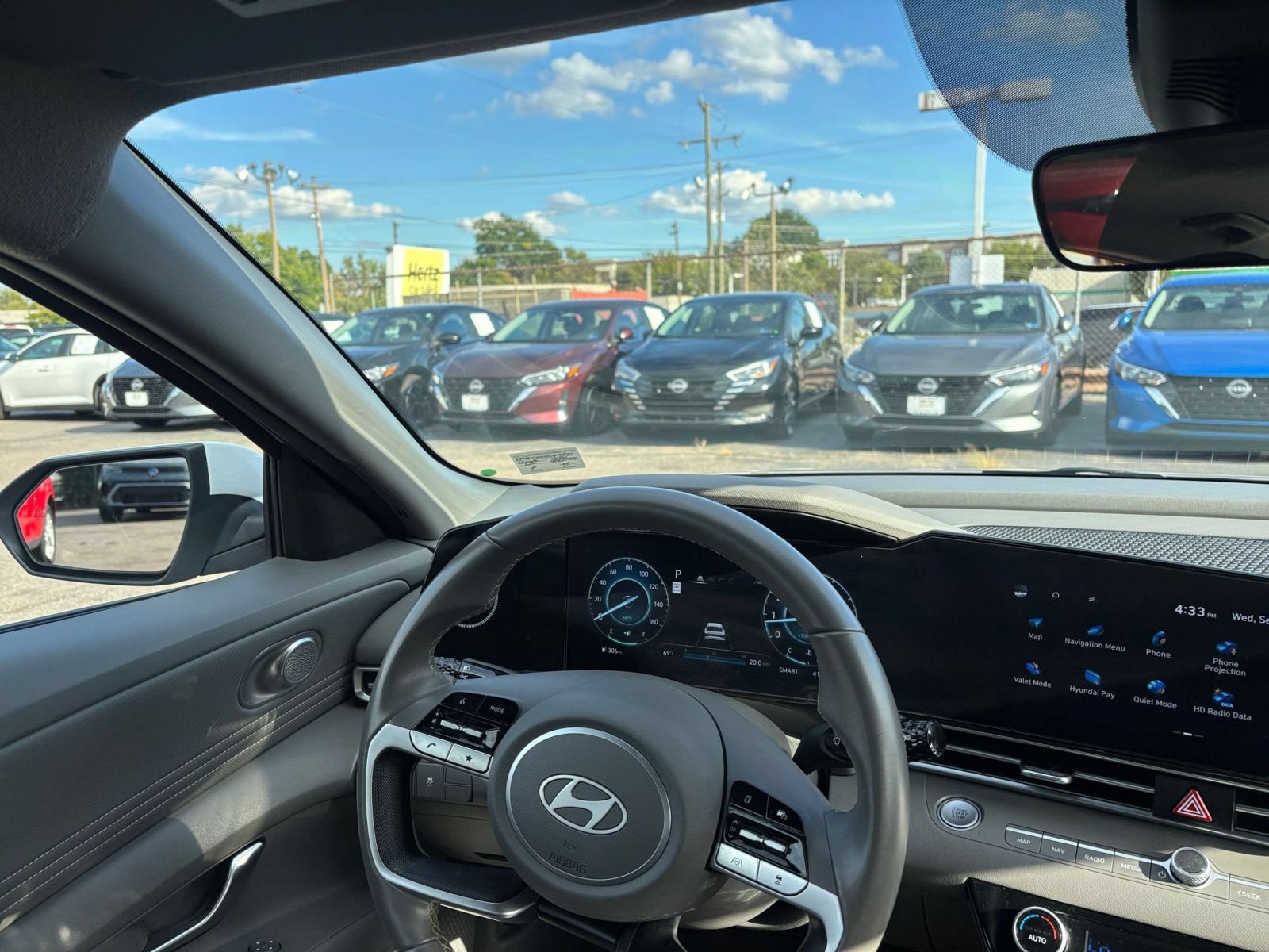 Used 2025 Hyundai Elantra SEL FWD image 35