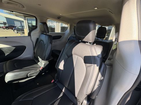 Used 2024 Chrysler Pacifica Touring-L FWD image 18