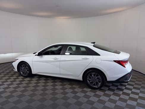 Used 2024 Hyundai Elantra Blue FWD image 8