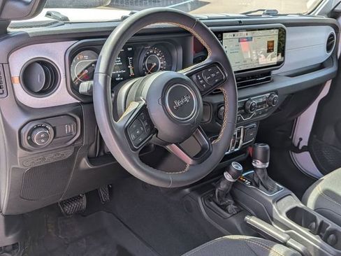 Certified 2024 Jeep Gladiator Sport AWD/4WD image 11